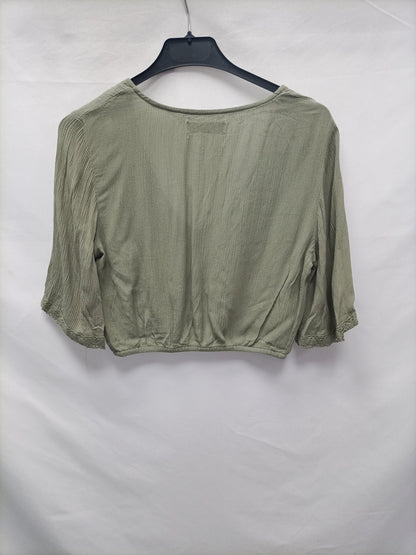 PULL &amp; BEAR. Green Ts button top