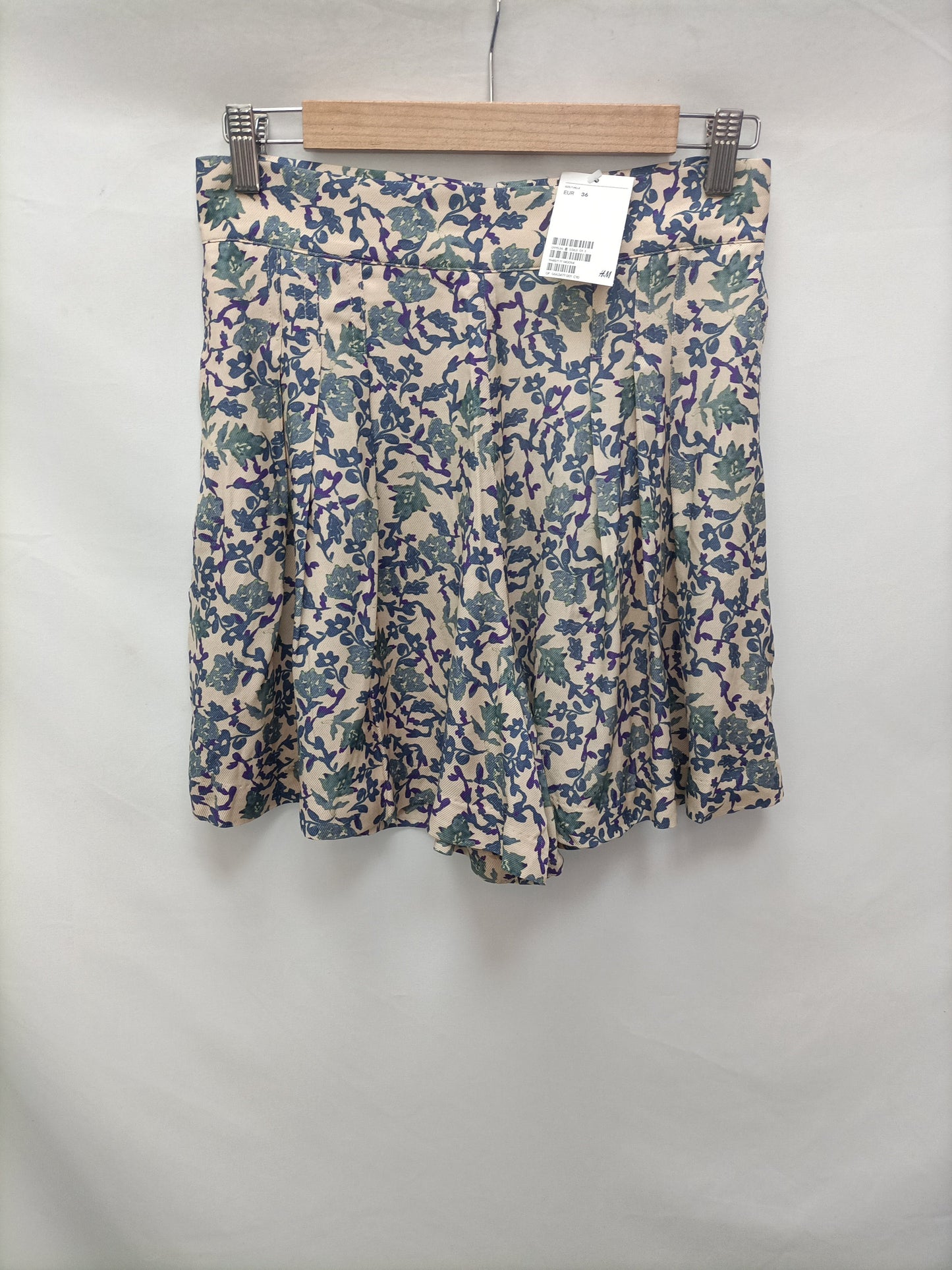H&amp;M. Beige floral shorts size 36