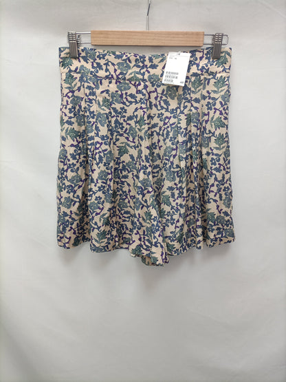 H&amp;M. Beige floral shorts size 36