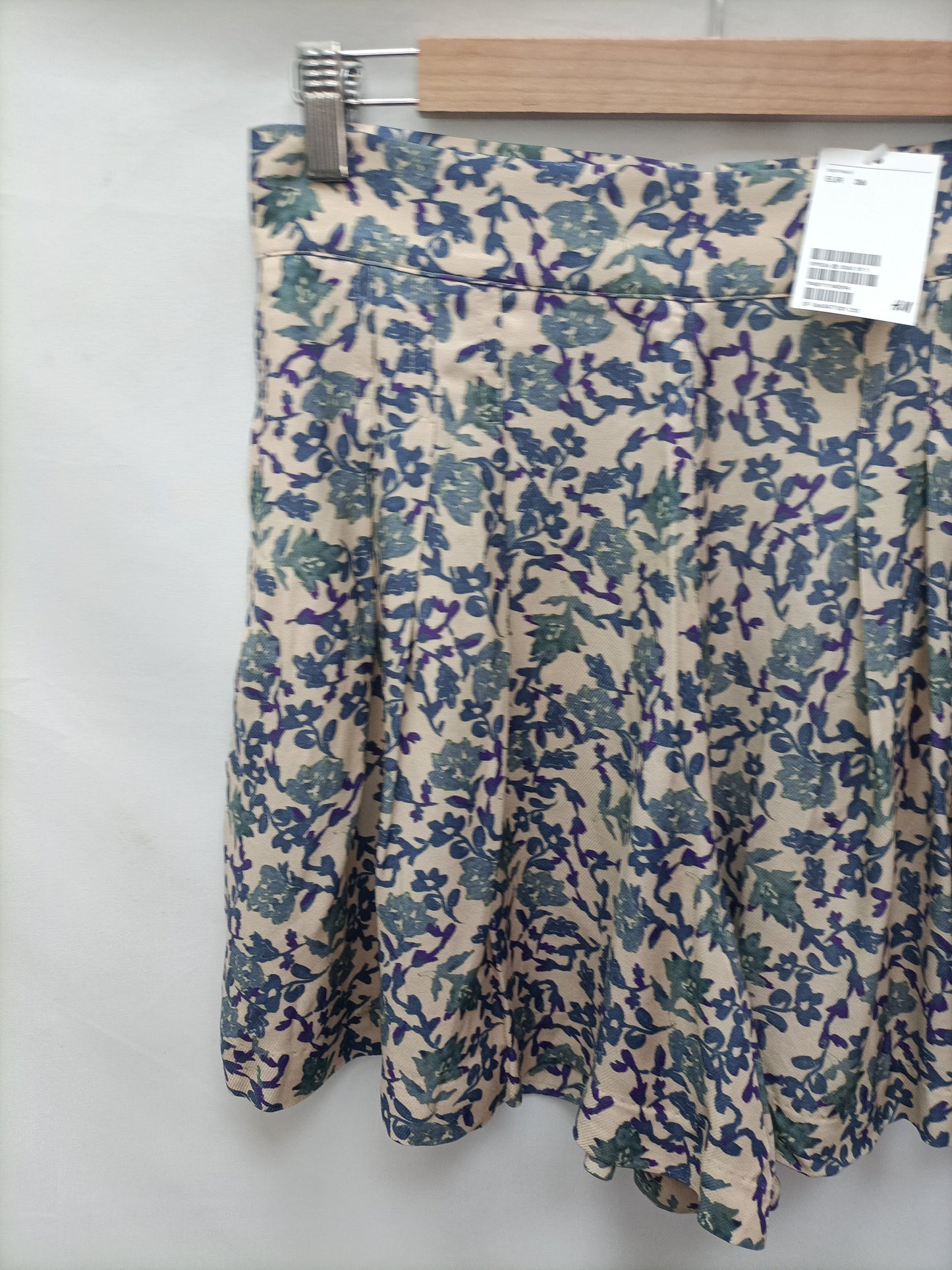 H&amp;M. Beige floral shorts size 36
