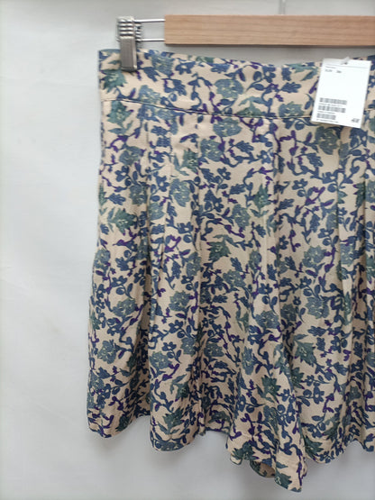 H&amp;M. Beige floral shorts size 36