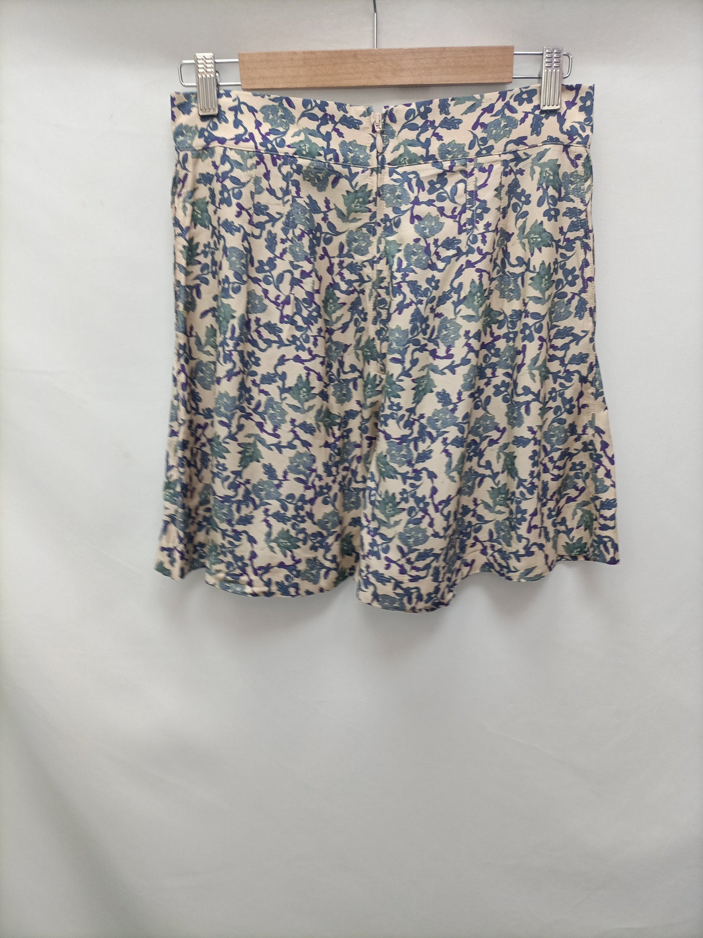 H&amp;M. Beige floral shorts size 36