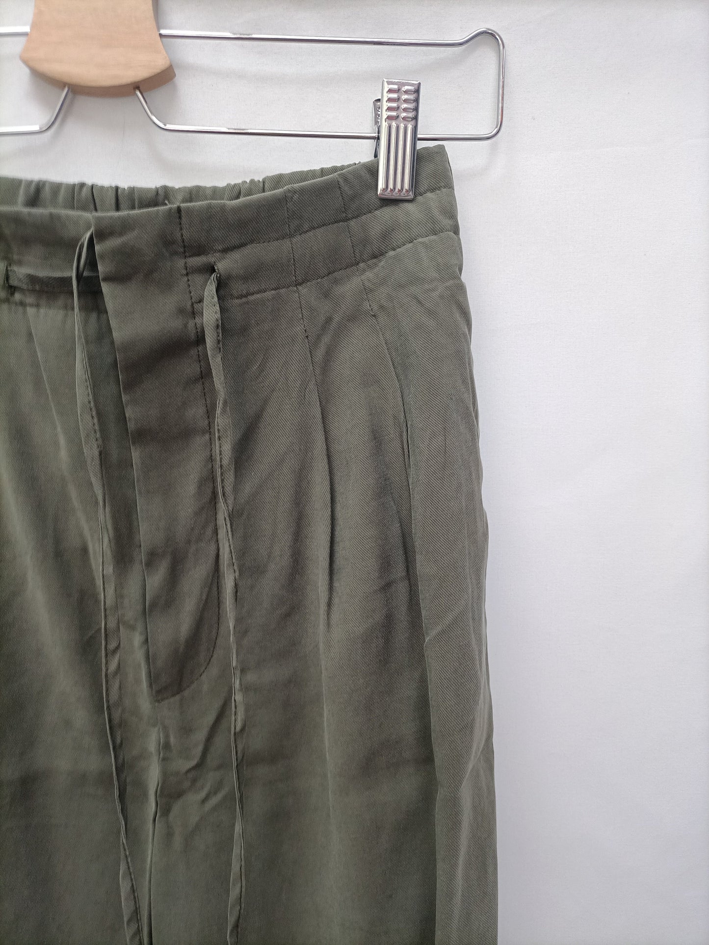 MANGO. Pantalón fluido verde T.34