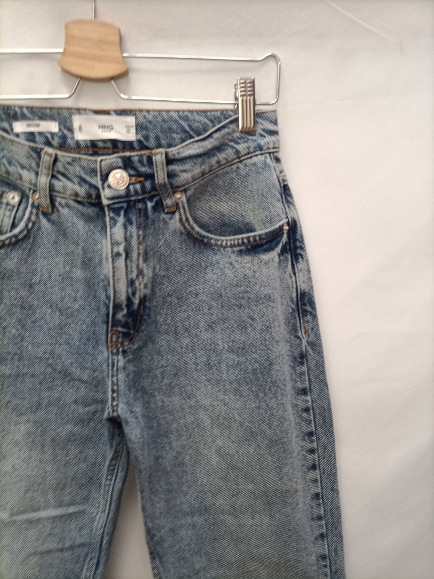 MANGO. Pantalón vaquero desgastado T.34