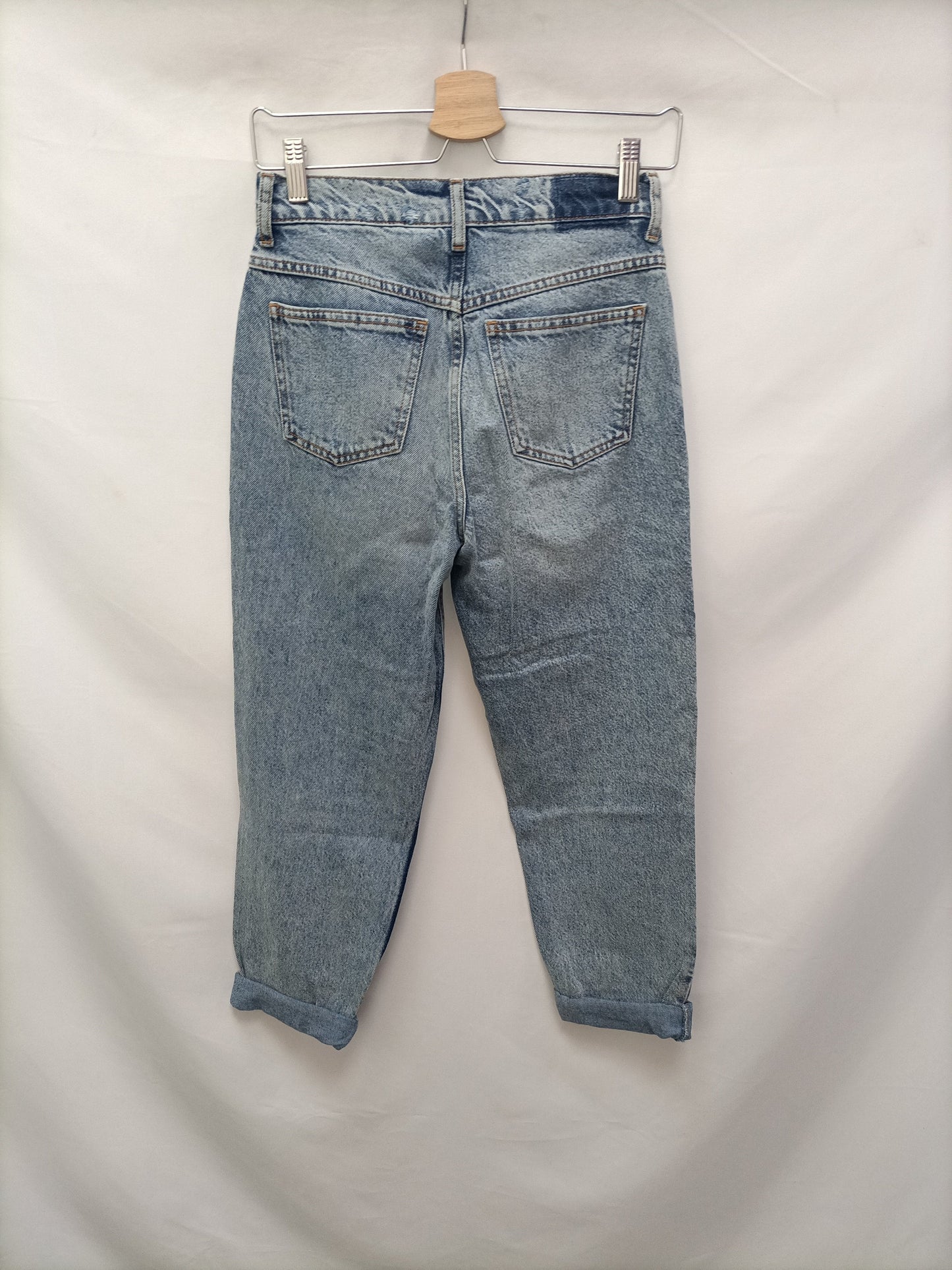 MANGO. Pantalón vaquero desgastado T.34