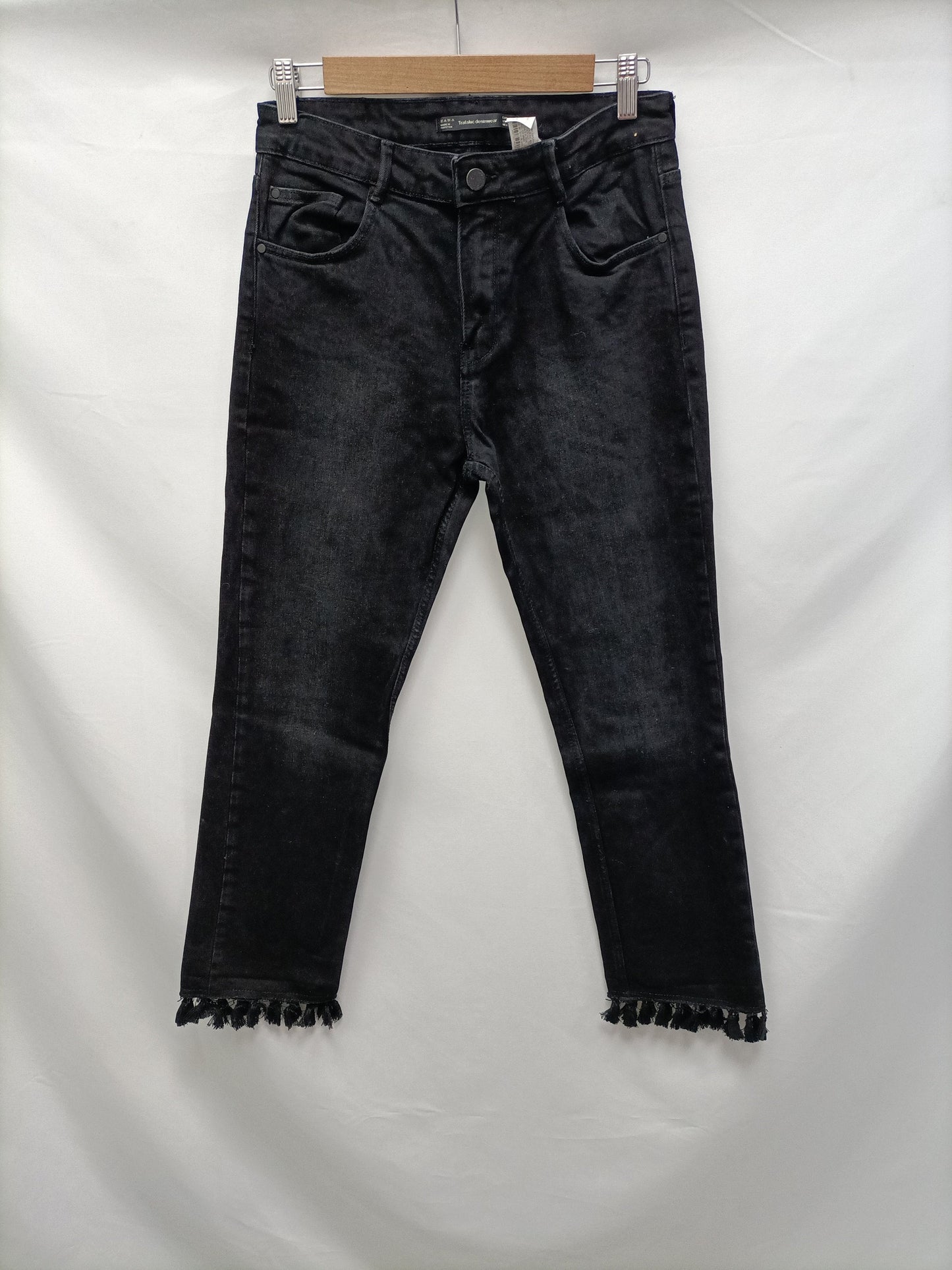 ZARA. Pantalón negro flecos T.36