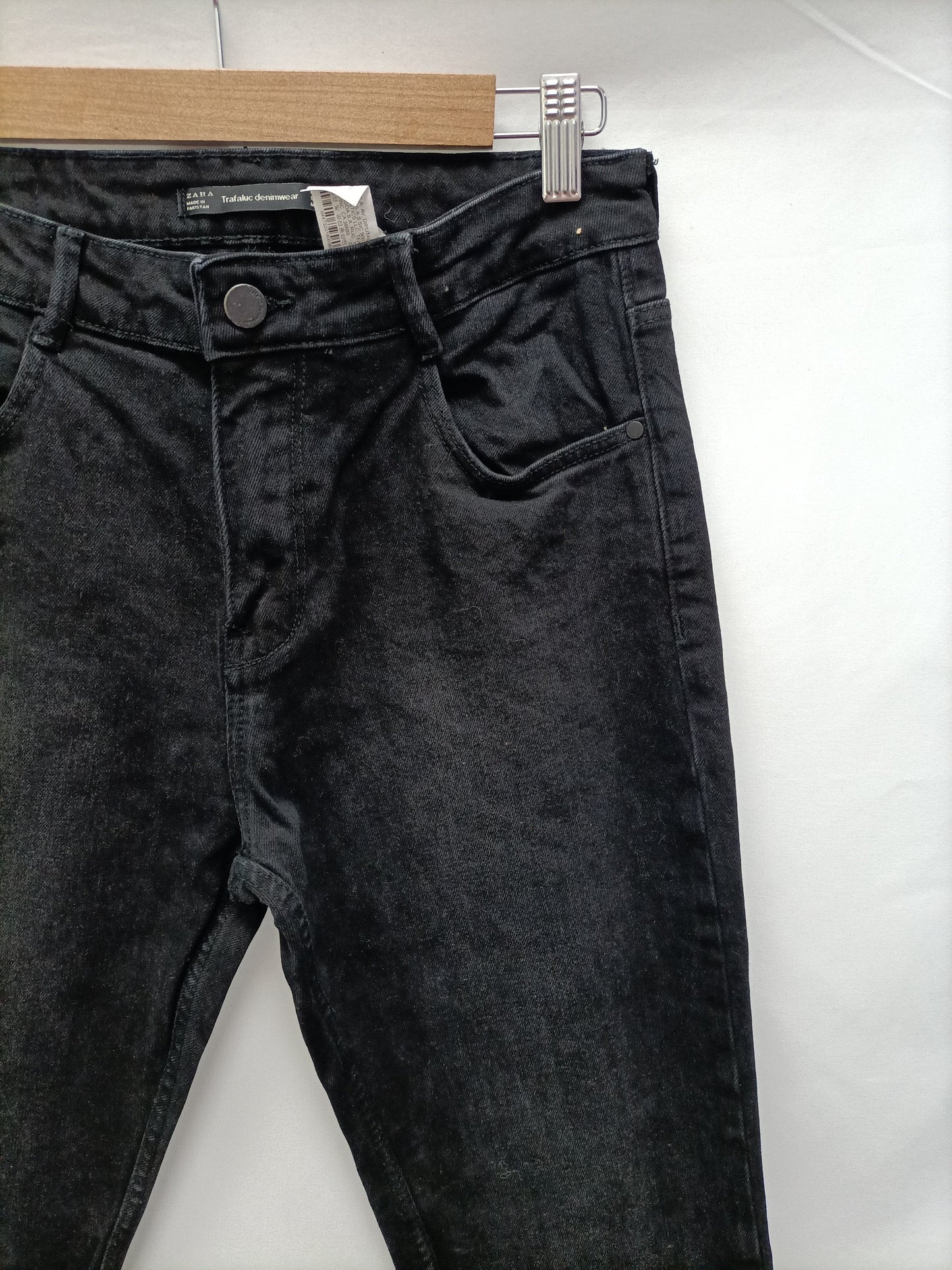 ZARA. Pantalón negro flecos T.36