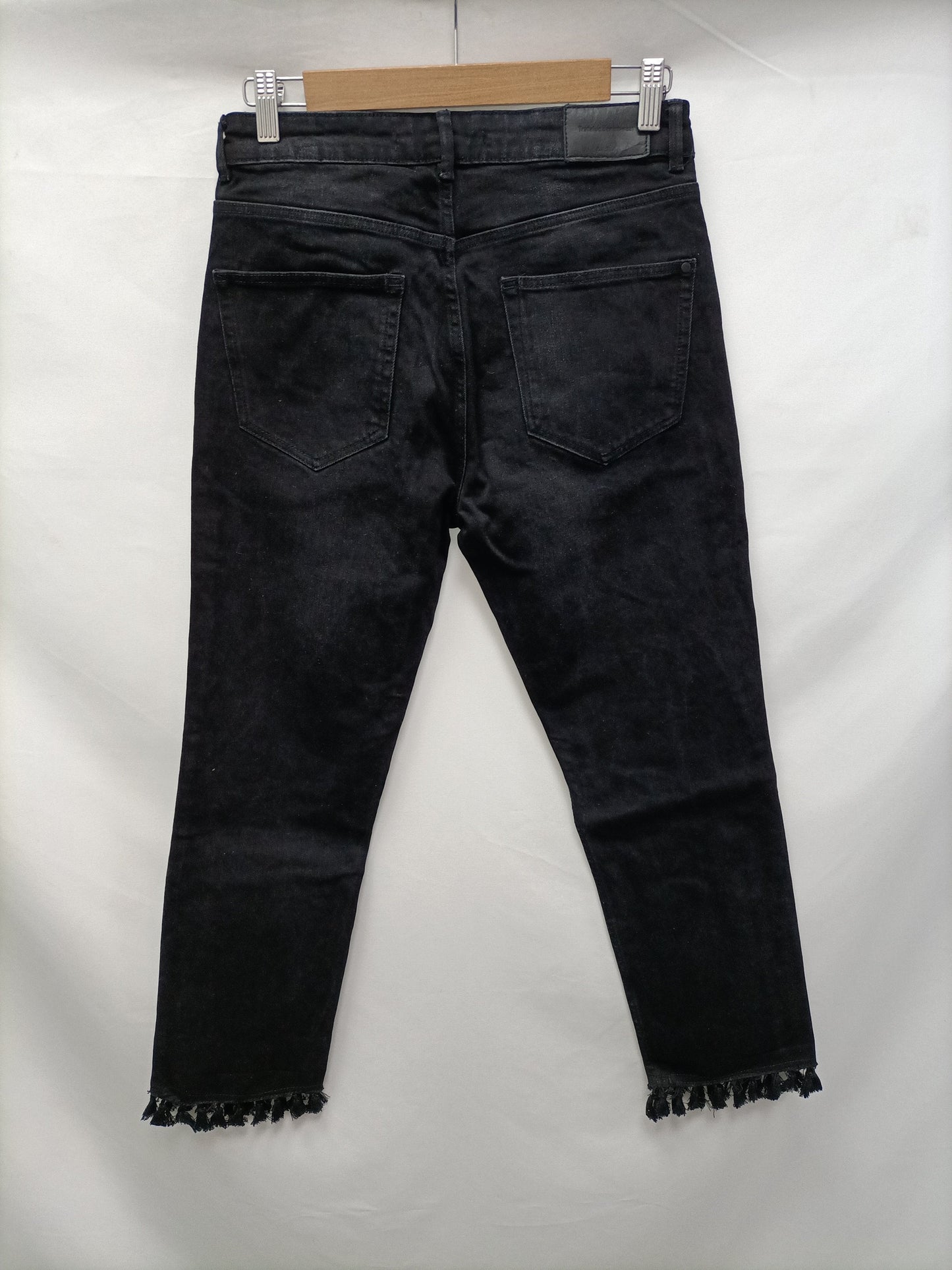 ZARA. Pantalón negro flecos T.36