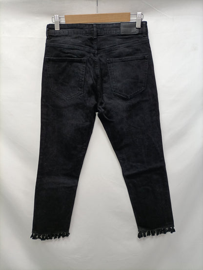 ZARA. Pantalón negro flecos T.36