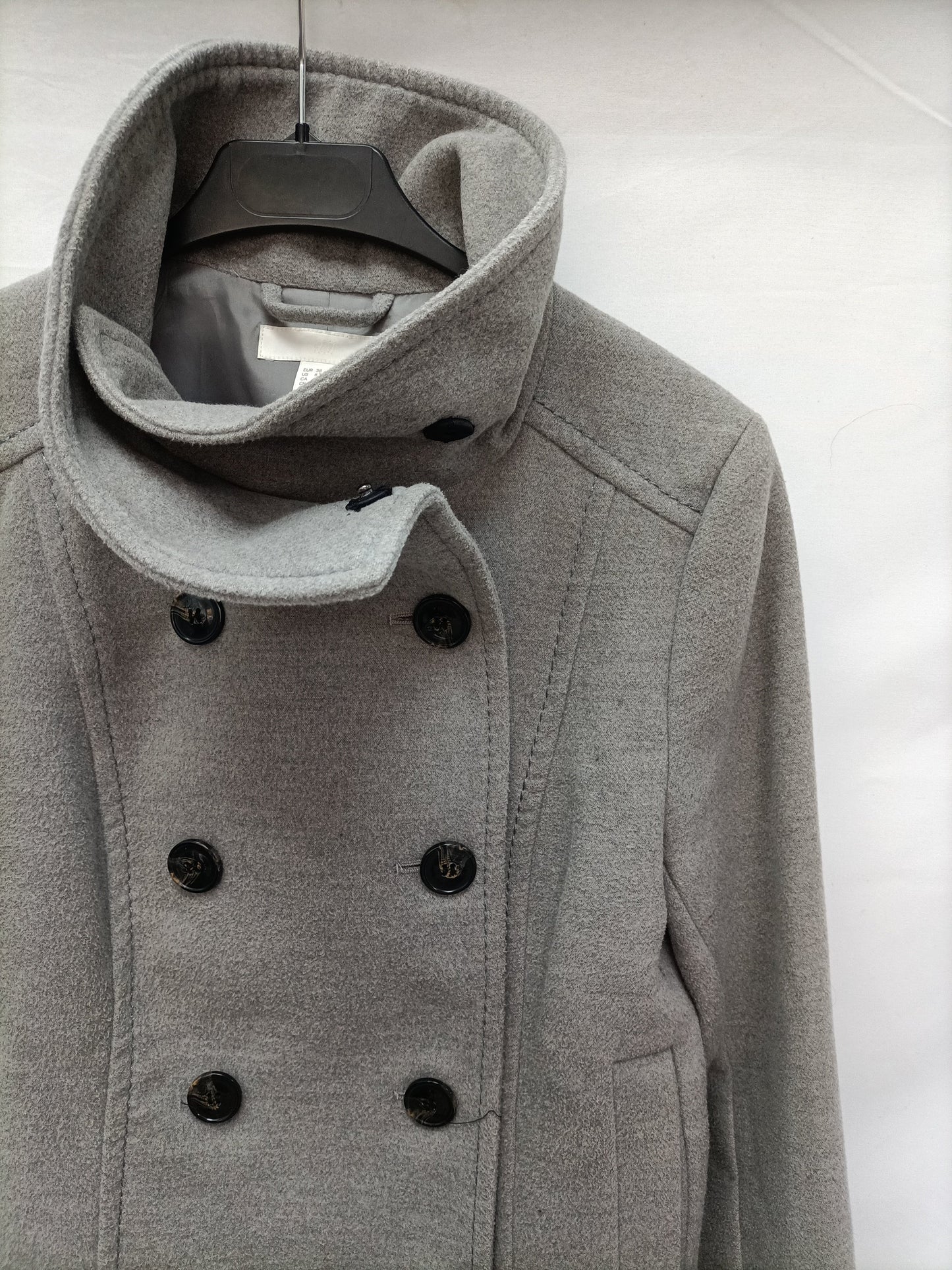 H&amp;M. Light grey double-breasted coat size 38