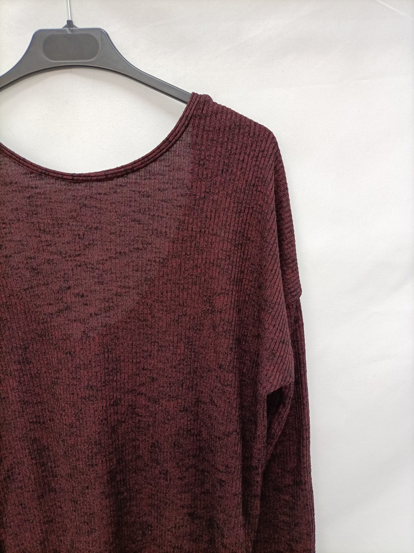 PULL&amp; BEAR. Burgundy Heather T-Shirt (M)
