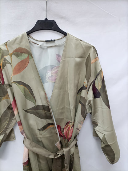 OYSHO. Kimono/bata verde flores  T.s