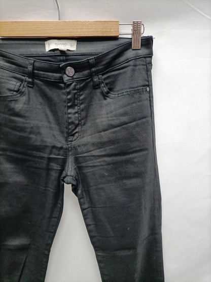 MANGO. Pantalón negro encerado T.36