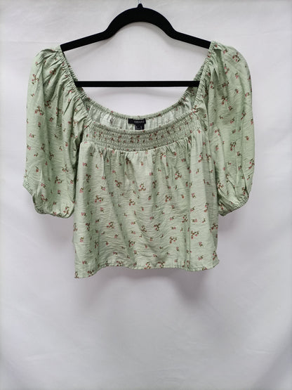 FOREVER21. Green Tm flower top