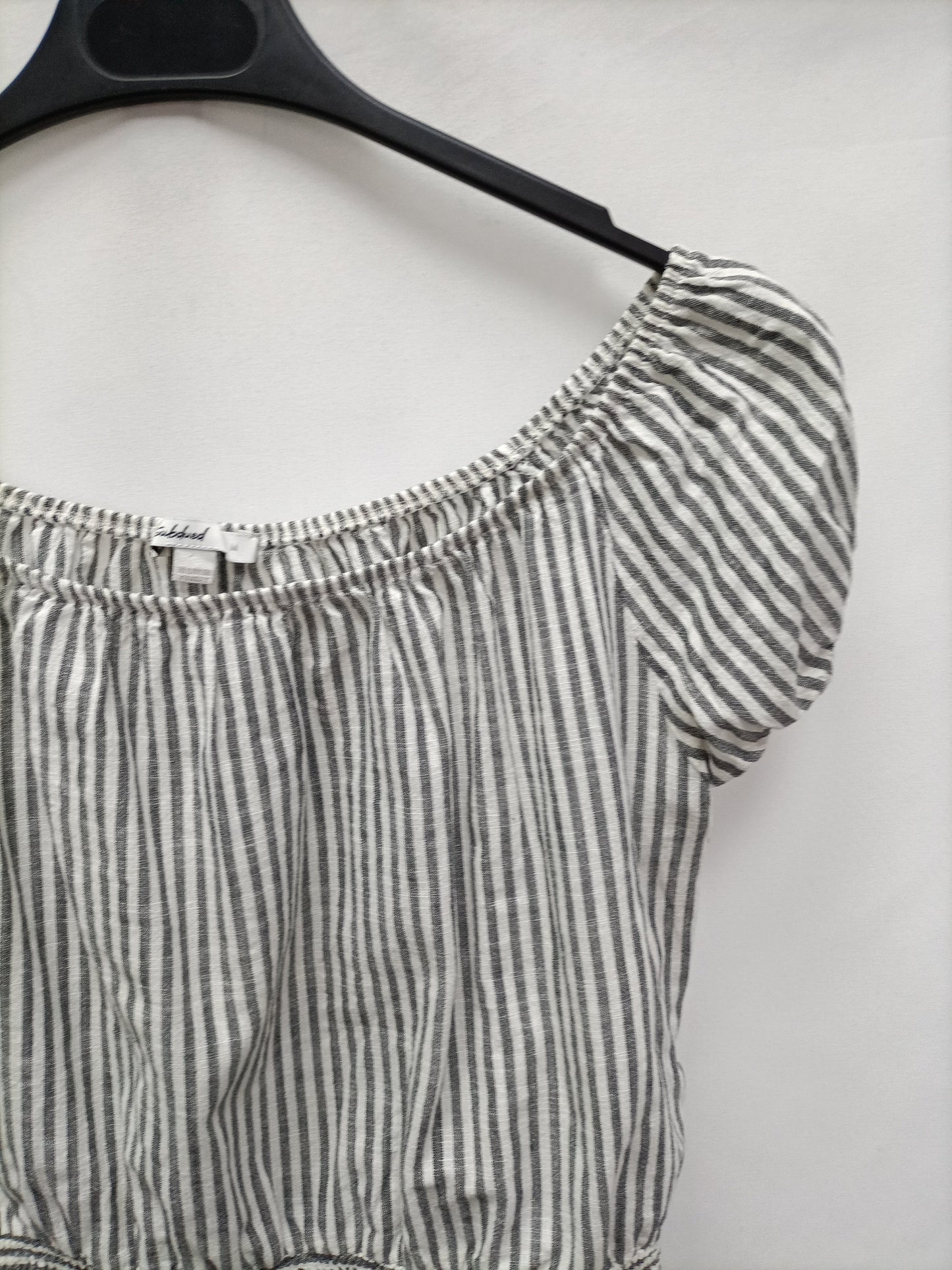 SUBDUED. Grey and white striped top Tm