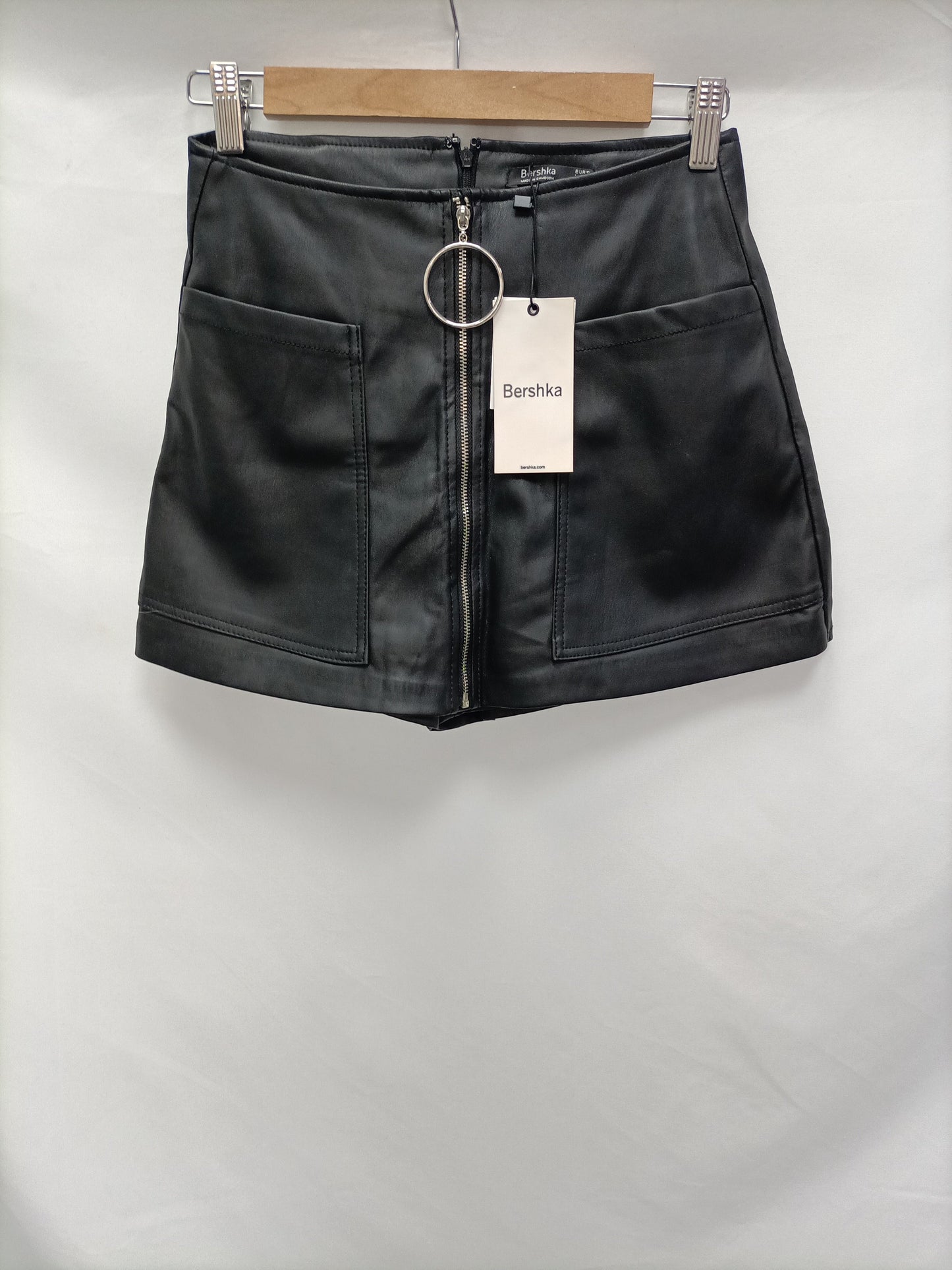 BERSHKA. Falda/ pantalón negra T.s