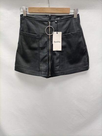 BERSHKA. Falda/ pantalón negra T.s