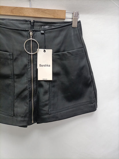 BERSHKA. Falda/ pantalón negra T.s