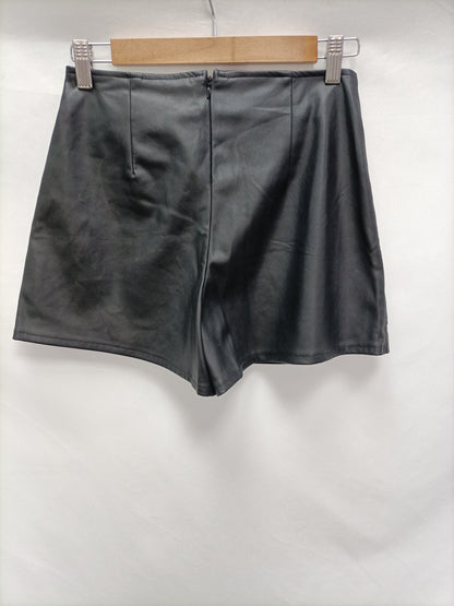 BERSHKA. Falda/ pantalón negra T.s