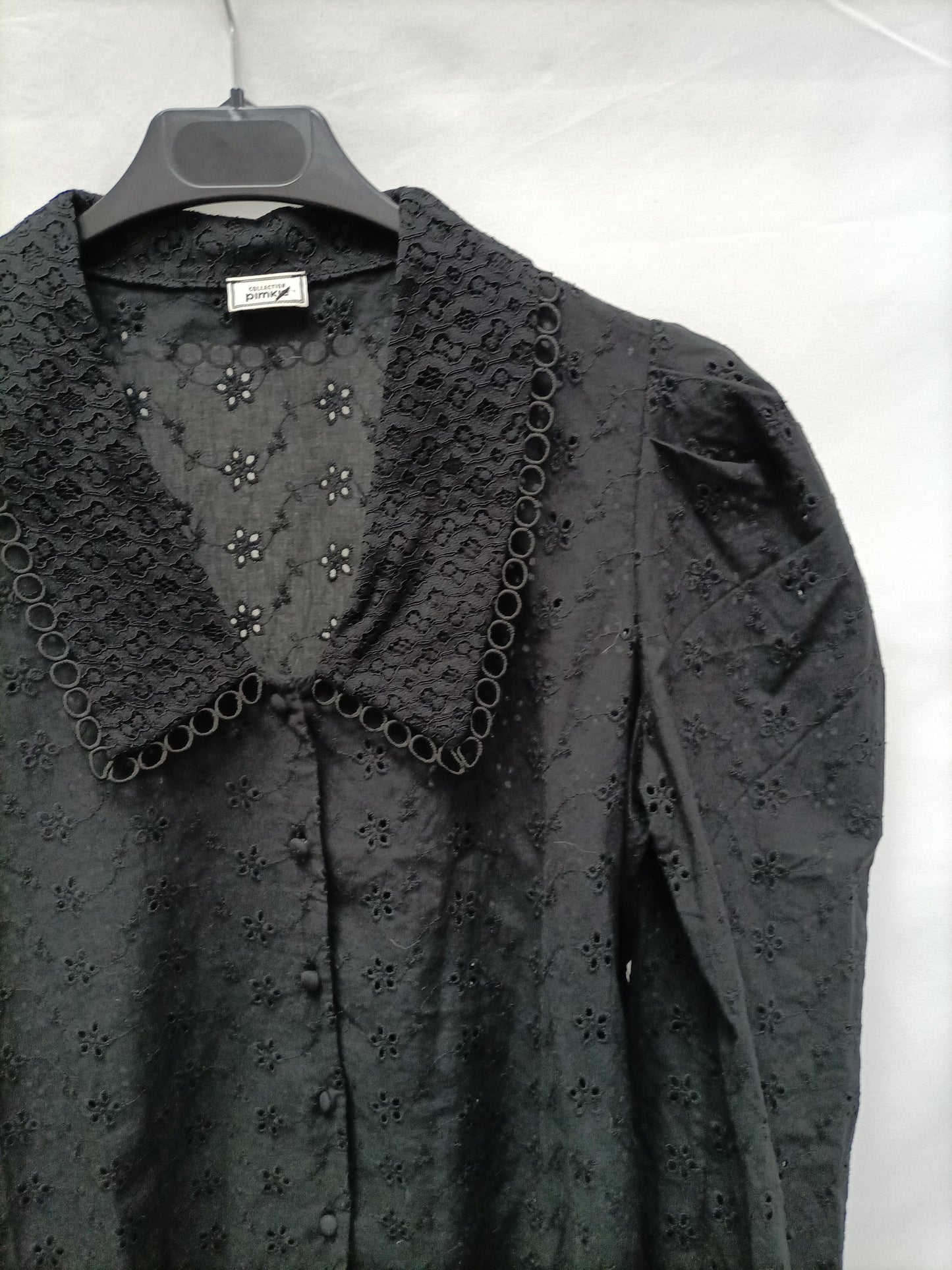 PIMKIE. Camisa negra encaje T.36