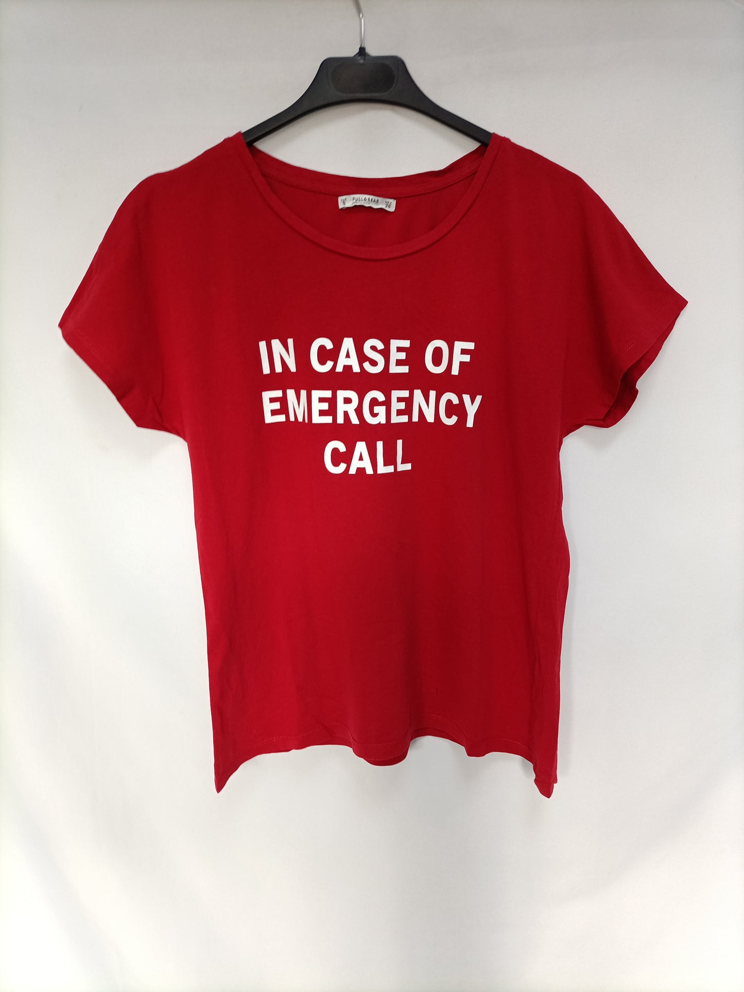 PULL&BEAR. Camiseta roja letras T.m
