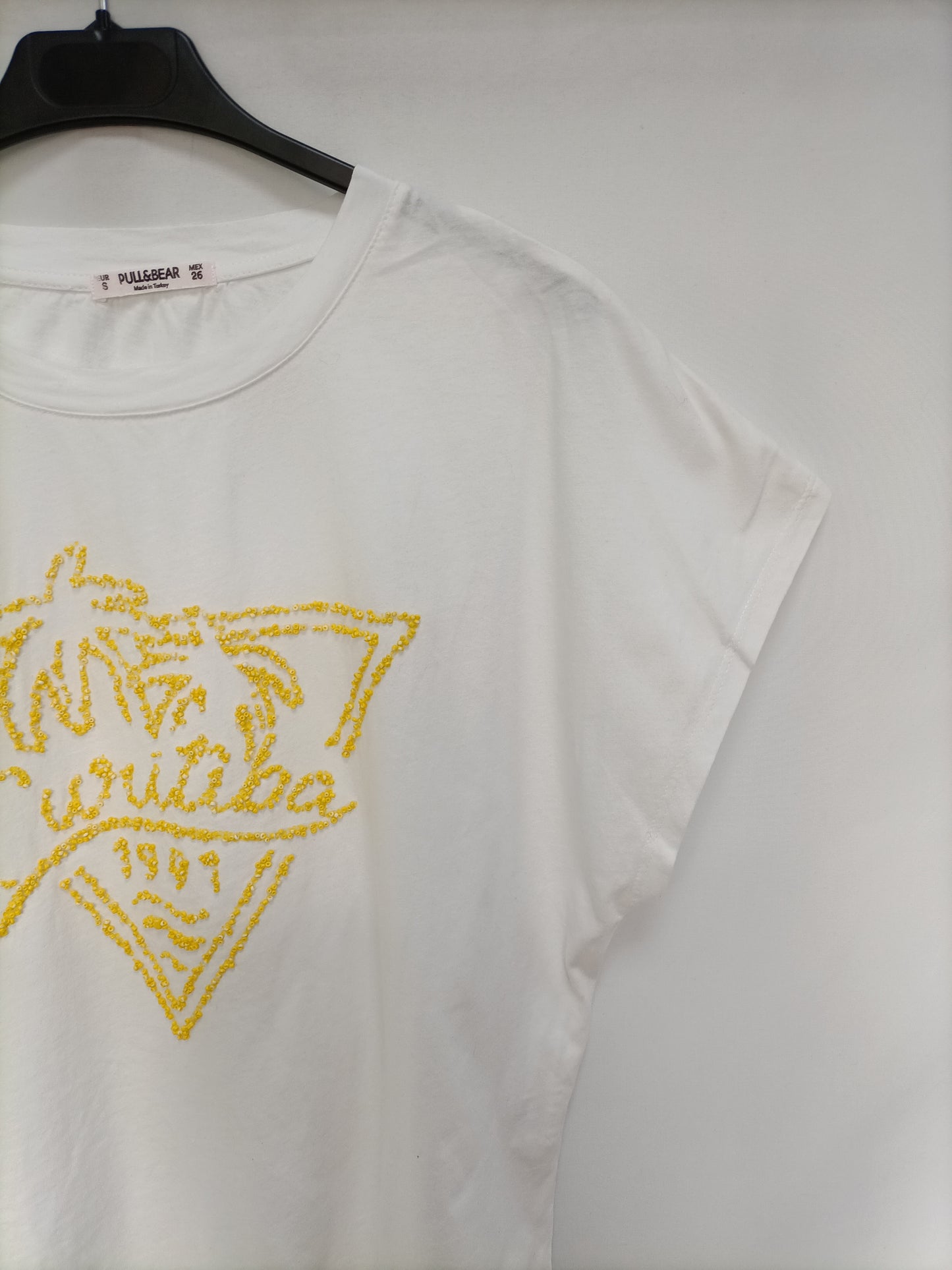 PULL&BEAR. Camiseta blanca abalorios T.s