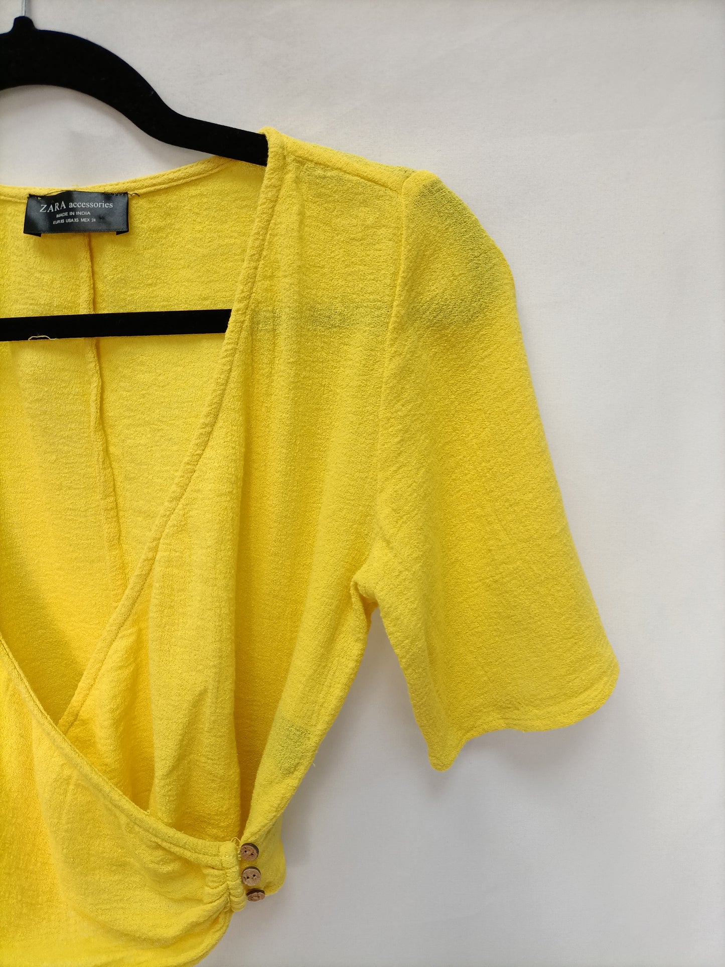 ZARA. Croptop amarillo T.xs