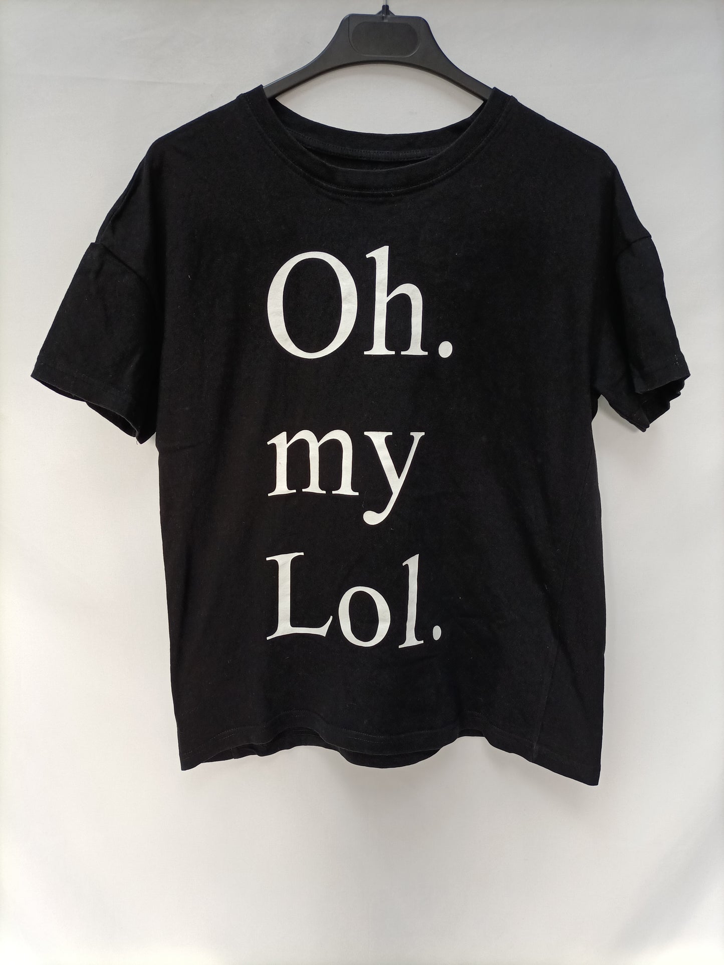BERSHKA. Camiseta negra letras T.xs
