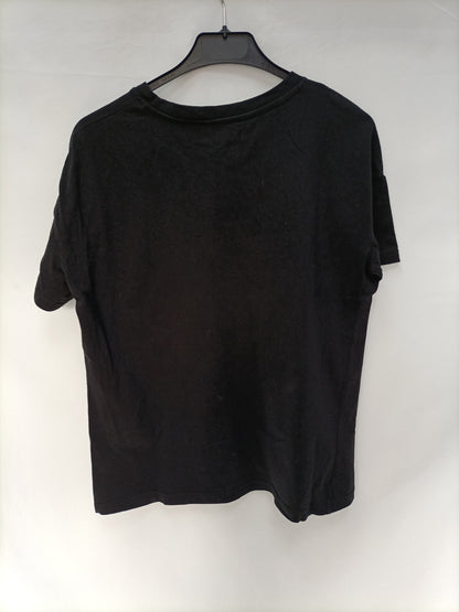 BERSHKA. Camiseta negra letras T.xs