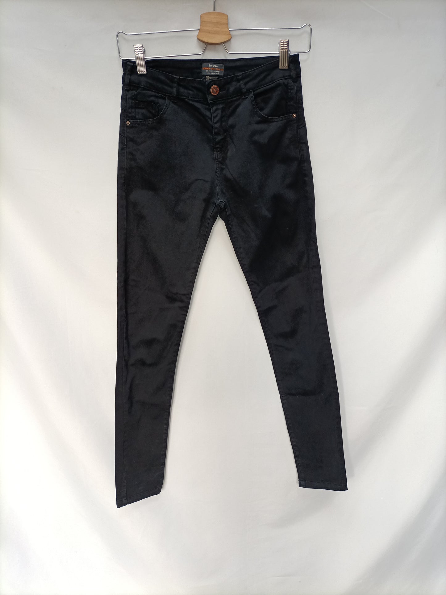 BERSHKA. Pitillo negro básico T.34