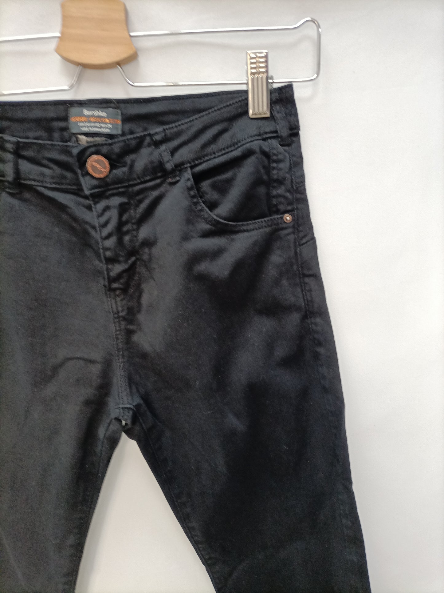 BERSHKA. Pitillo negro básico T.34