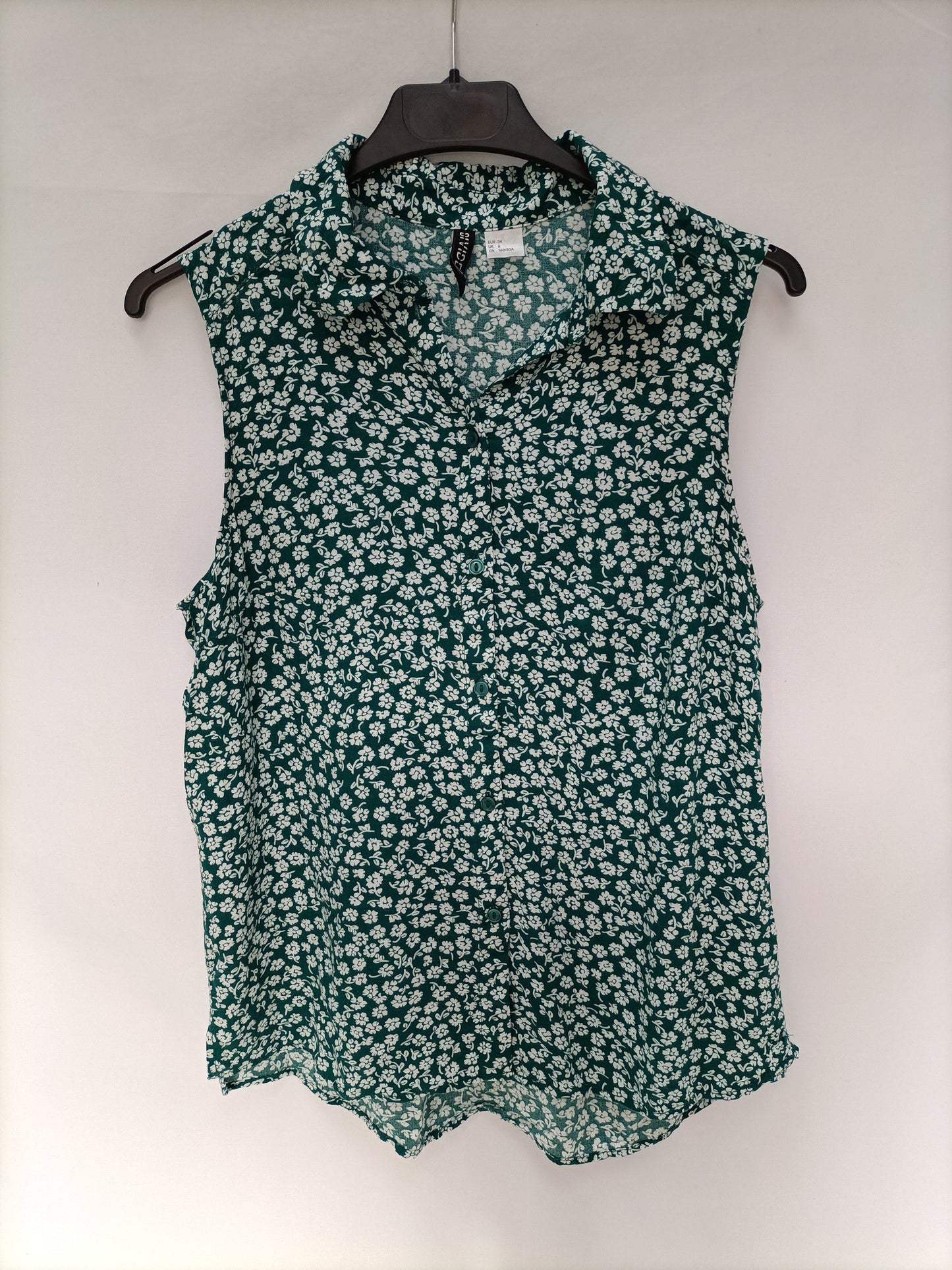 H&amp;M. Green sleeveless blouse S.34
