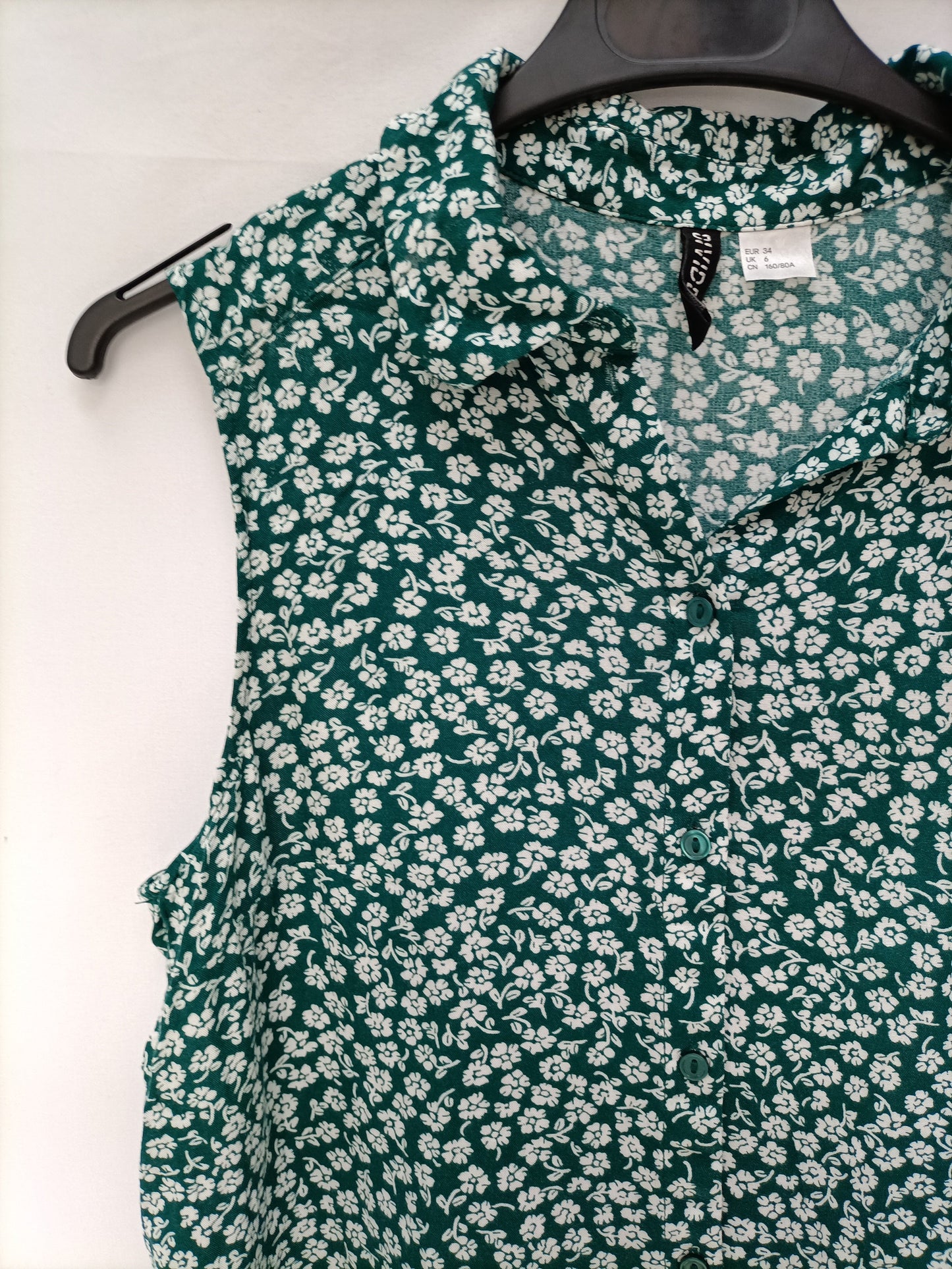 H&amp;M. Green sleeveless blouse S.34
