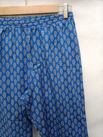 VIELA. Pantalón azul con flores blancas T.u (s)