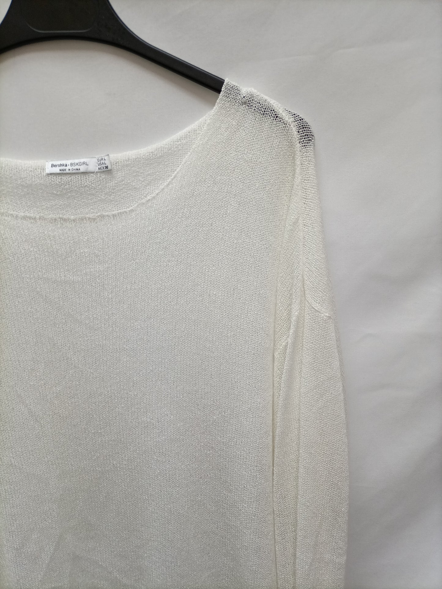 BERSHKA. Jersey finito blanco T.L