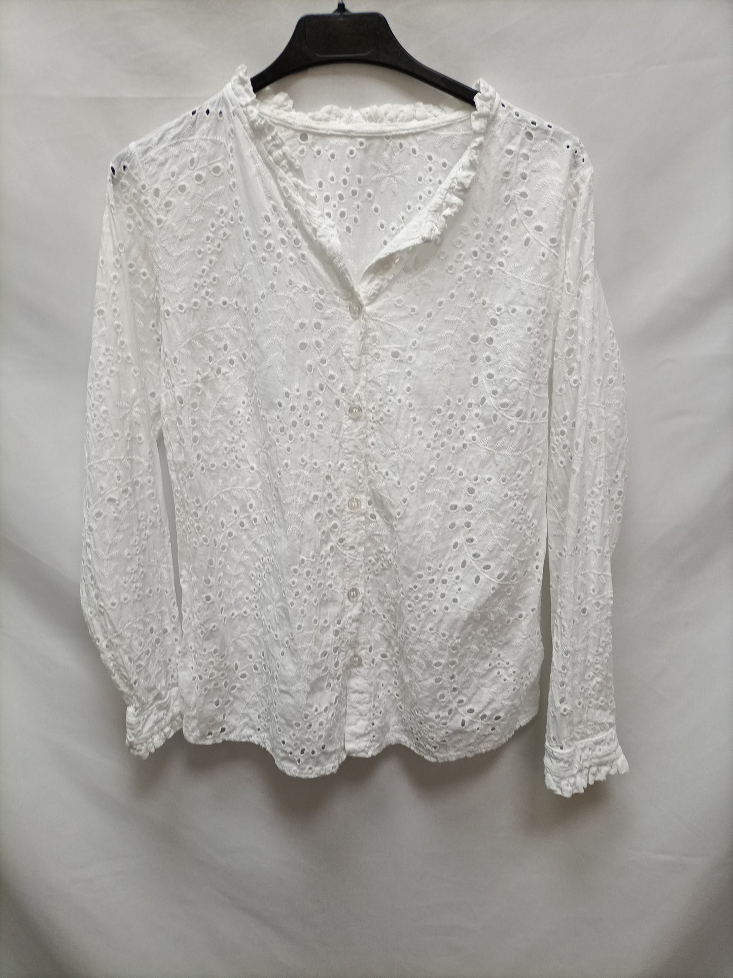 OTRAS. Blusa blanca troquelada T.u(s)