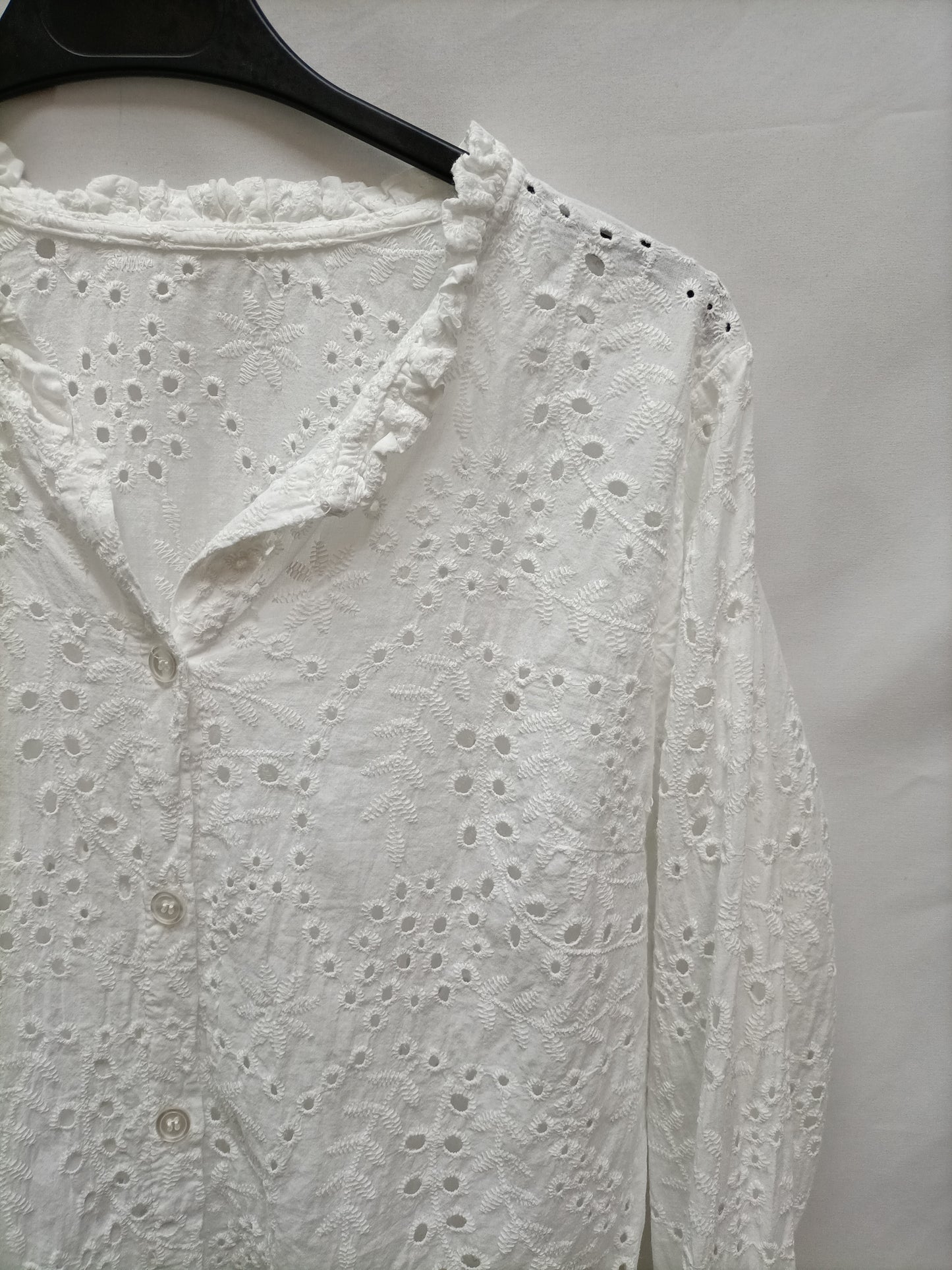 OTRAS. Blusa blanca troquelada T.u(s)