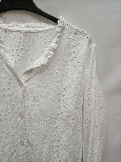 OTRAS. Blusa blanca troquelada T.u(s)