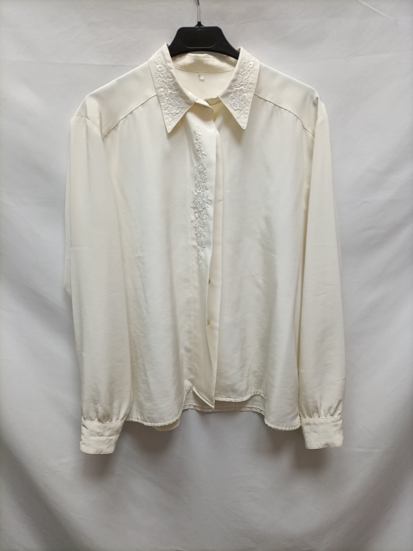 OTRAS. Blusa beige bordada T.u (m/l)