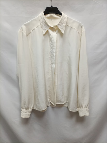 OTRAS. Blusa beige bordada T.u (m/l)