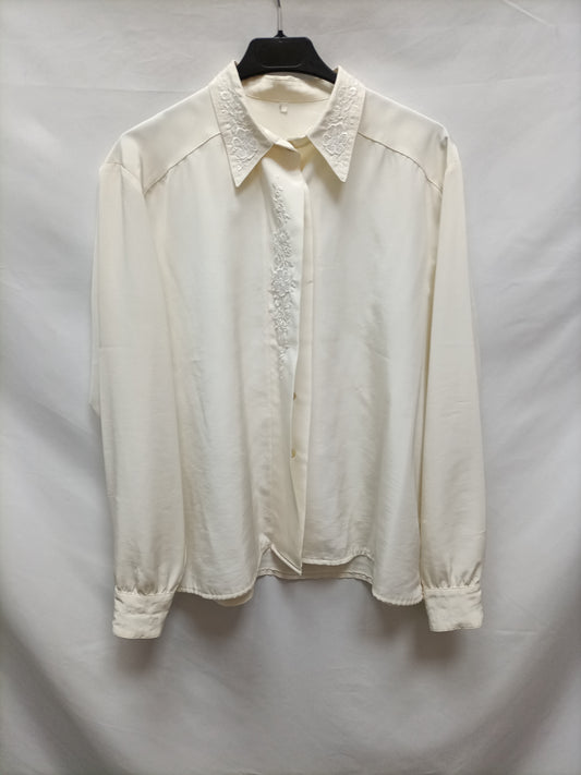 OTRAS. Blusa beige bordada T.u (m/l)