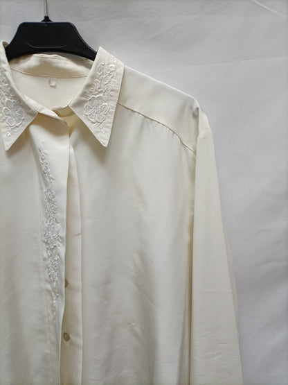 OTRAS. Blusa beige bordada T.u (m/l)