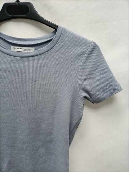 PULL&BEAR. Camiseta azul canalé T.m