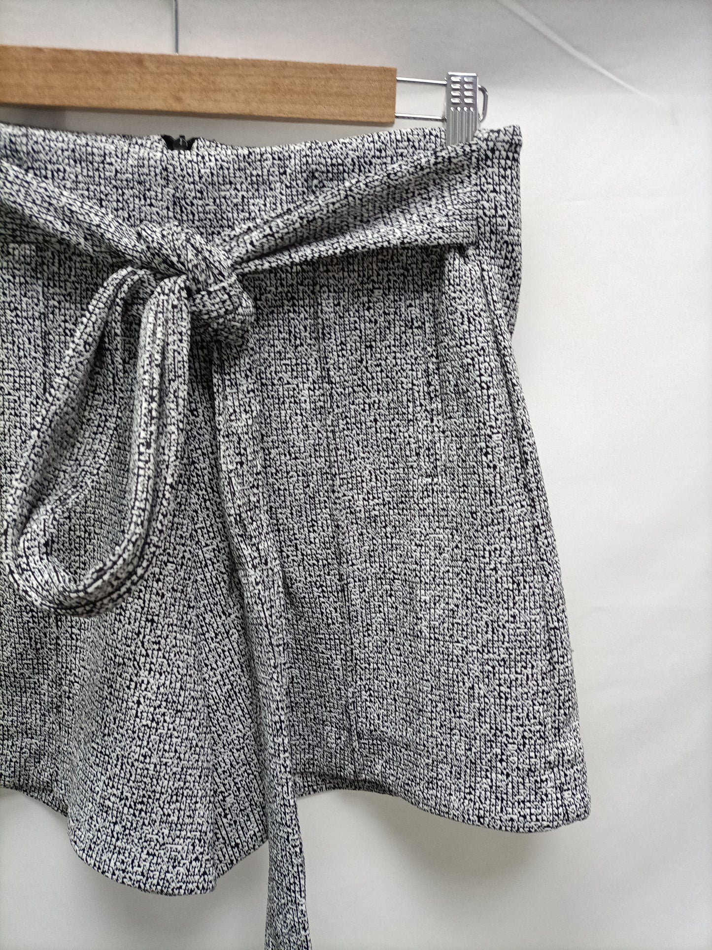 MOSS MARBELLA. Shorts elástico blanco y negro T.l