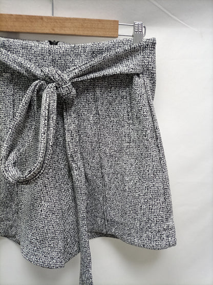 MOSS MARBELLA. Shorts elástico blanco y negro T.l