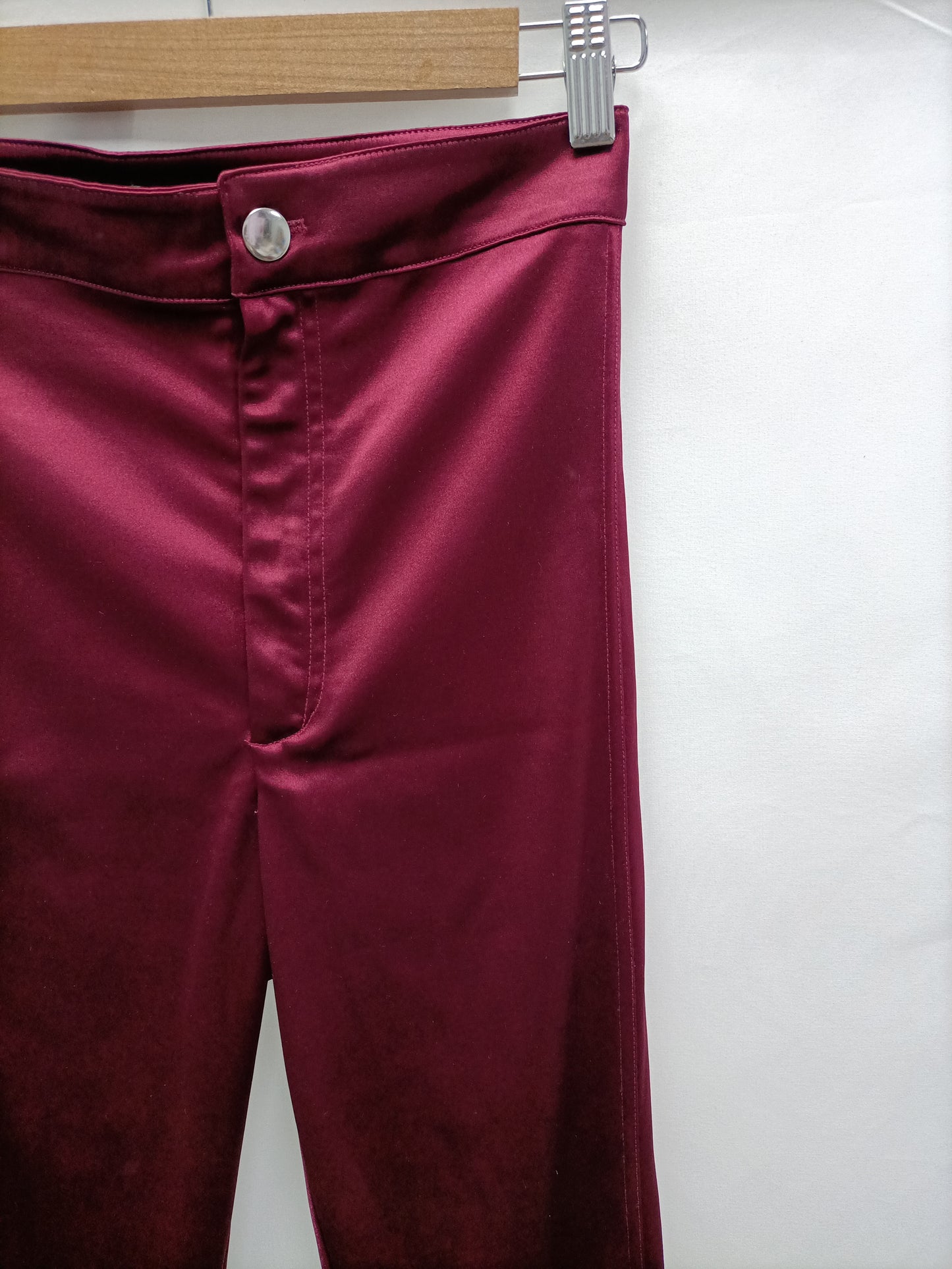 H&M. Leggins burdeos satinado T.s