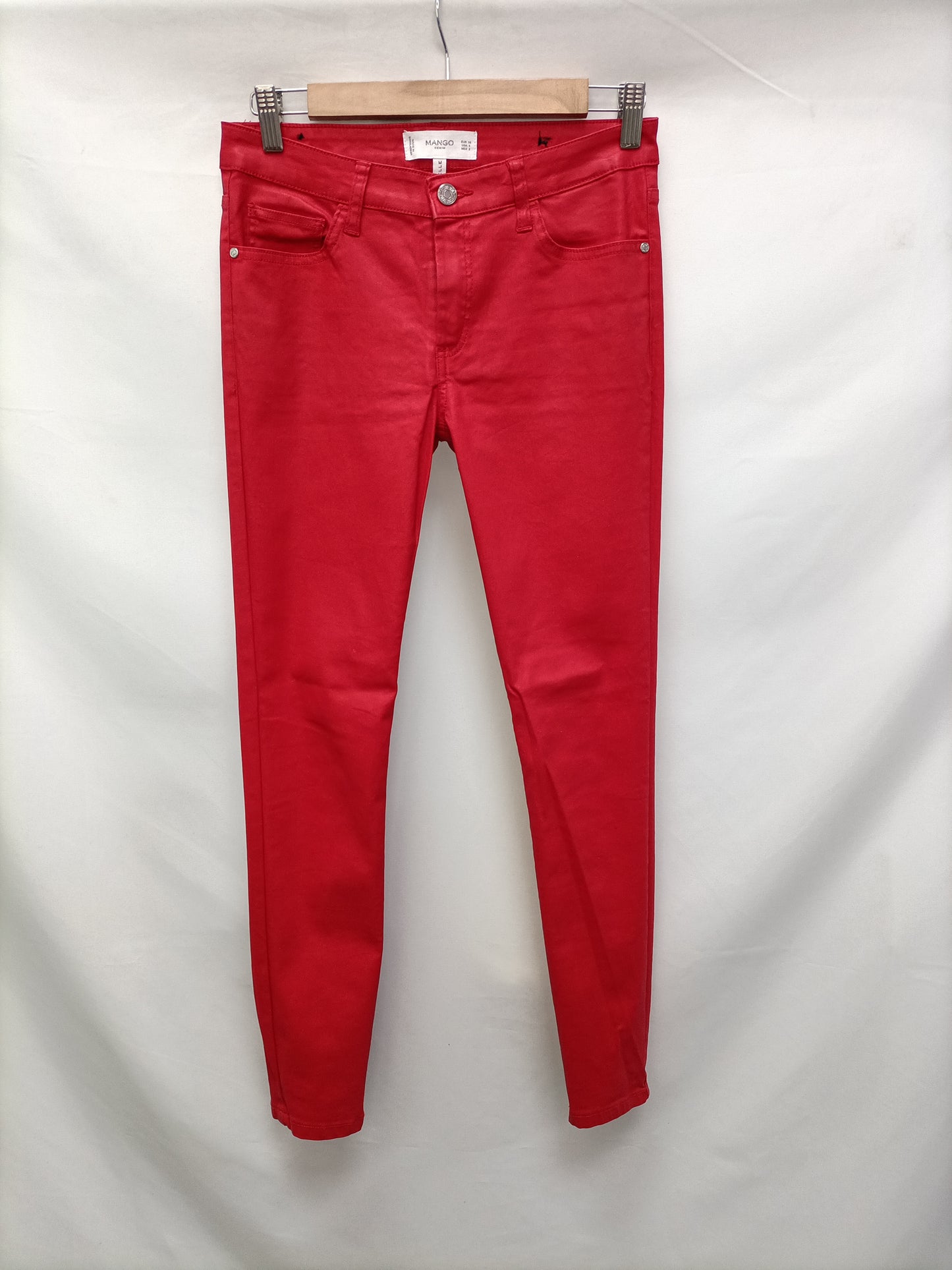 MANGO. Pantalón rojo encerado T.36