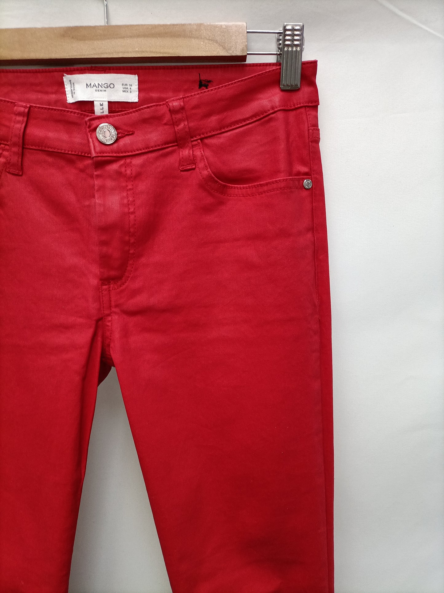 MANGO. Pantalón rojo encerado T.36