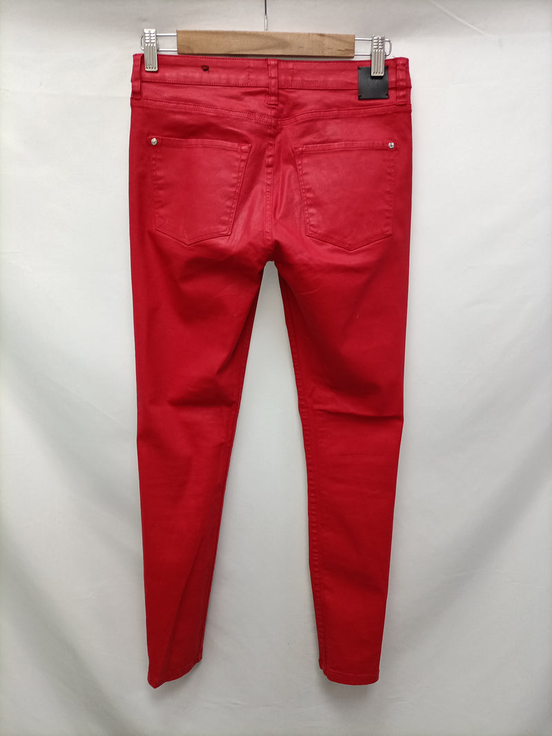 MANGO. Pantalón rojo encerado T.36