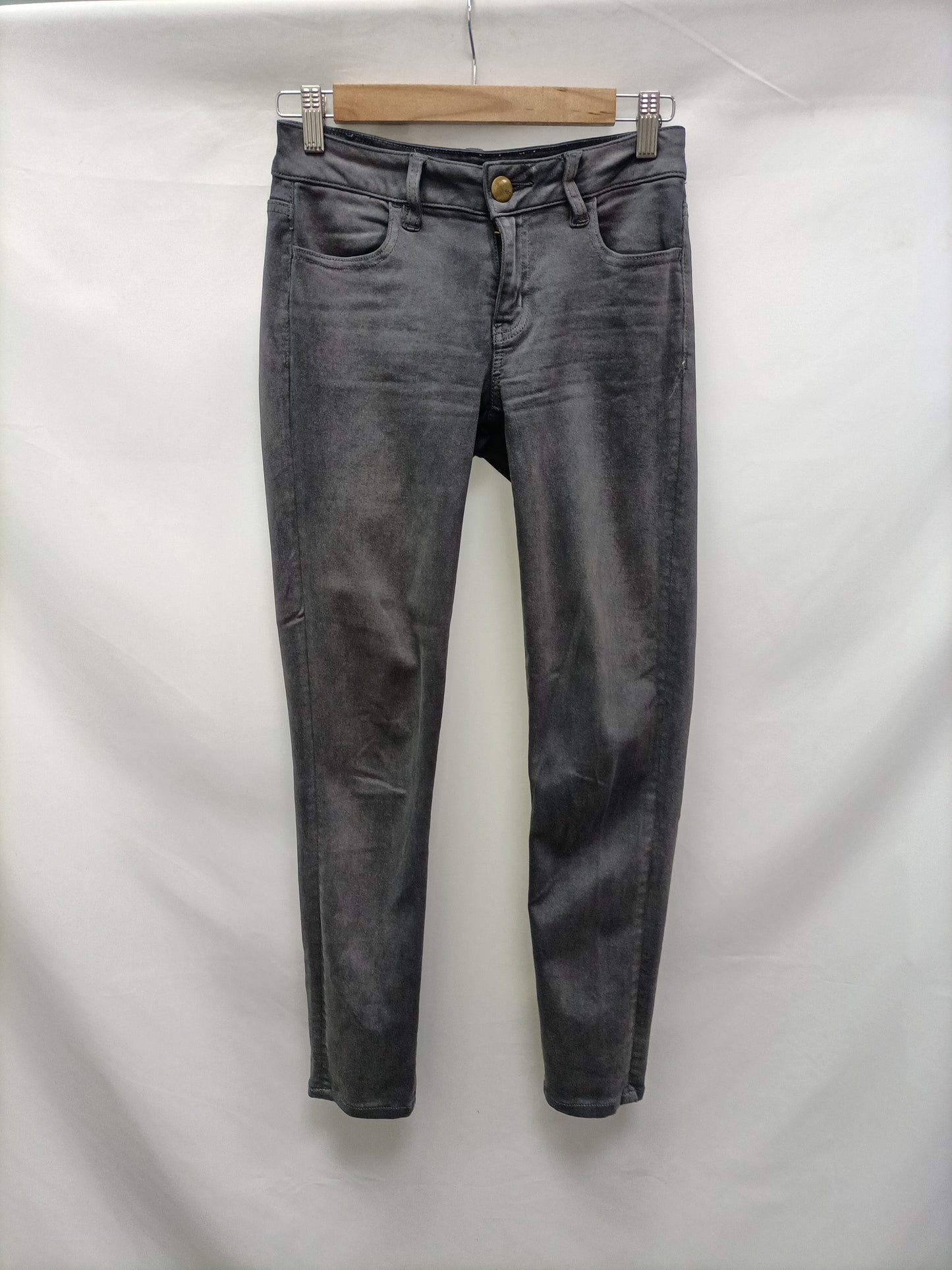 AMERICAN EAGLE. Jeans grises pitillo T.36